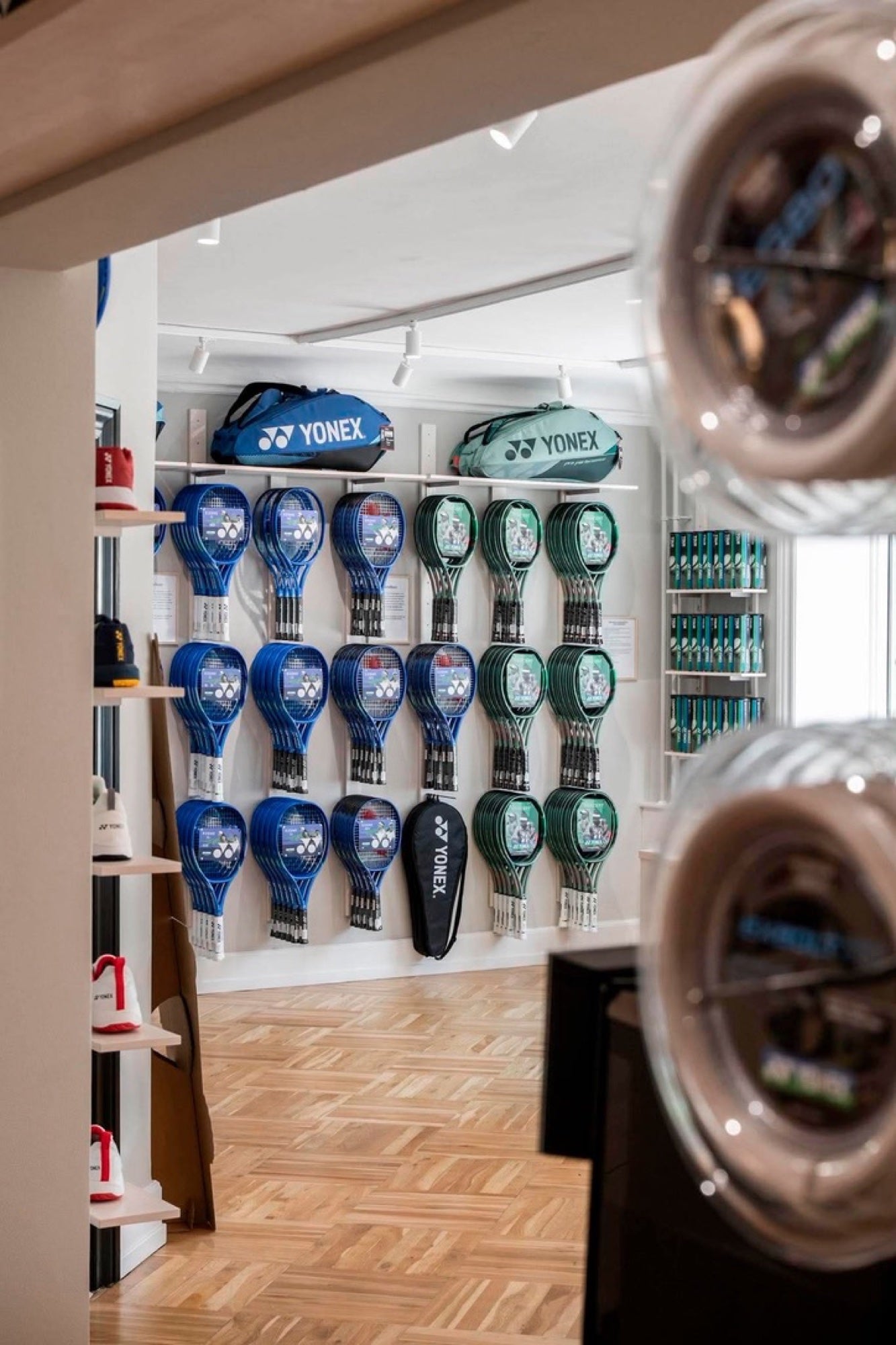 Yonex Store Copenhagen — ketcher-væggen
