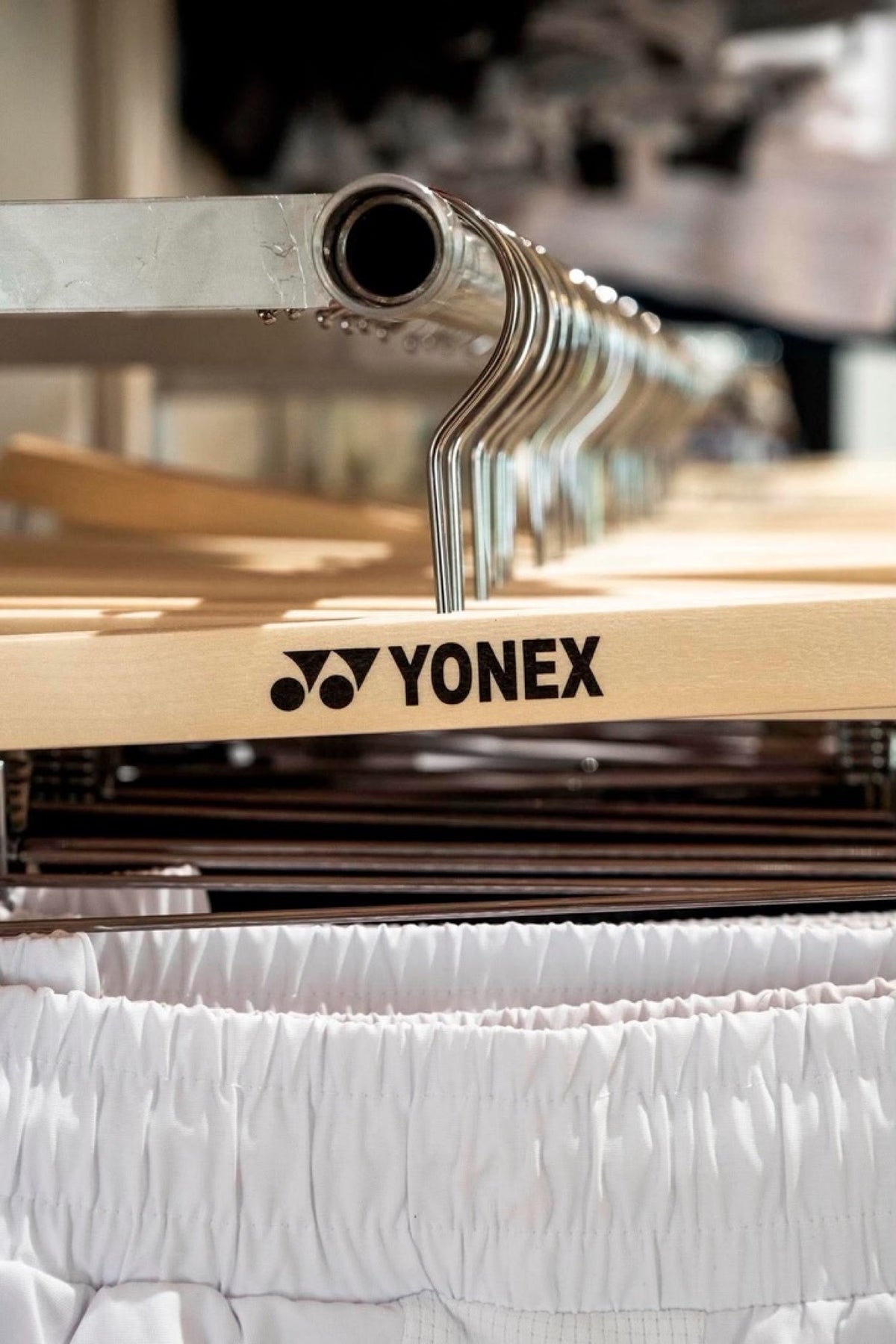 Yonex Store Copenhagen — ketcher-hangers i pro shop