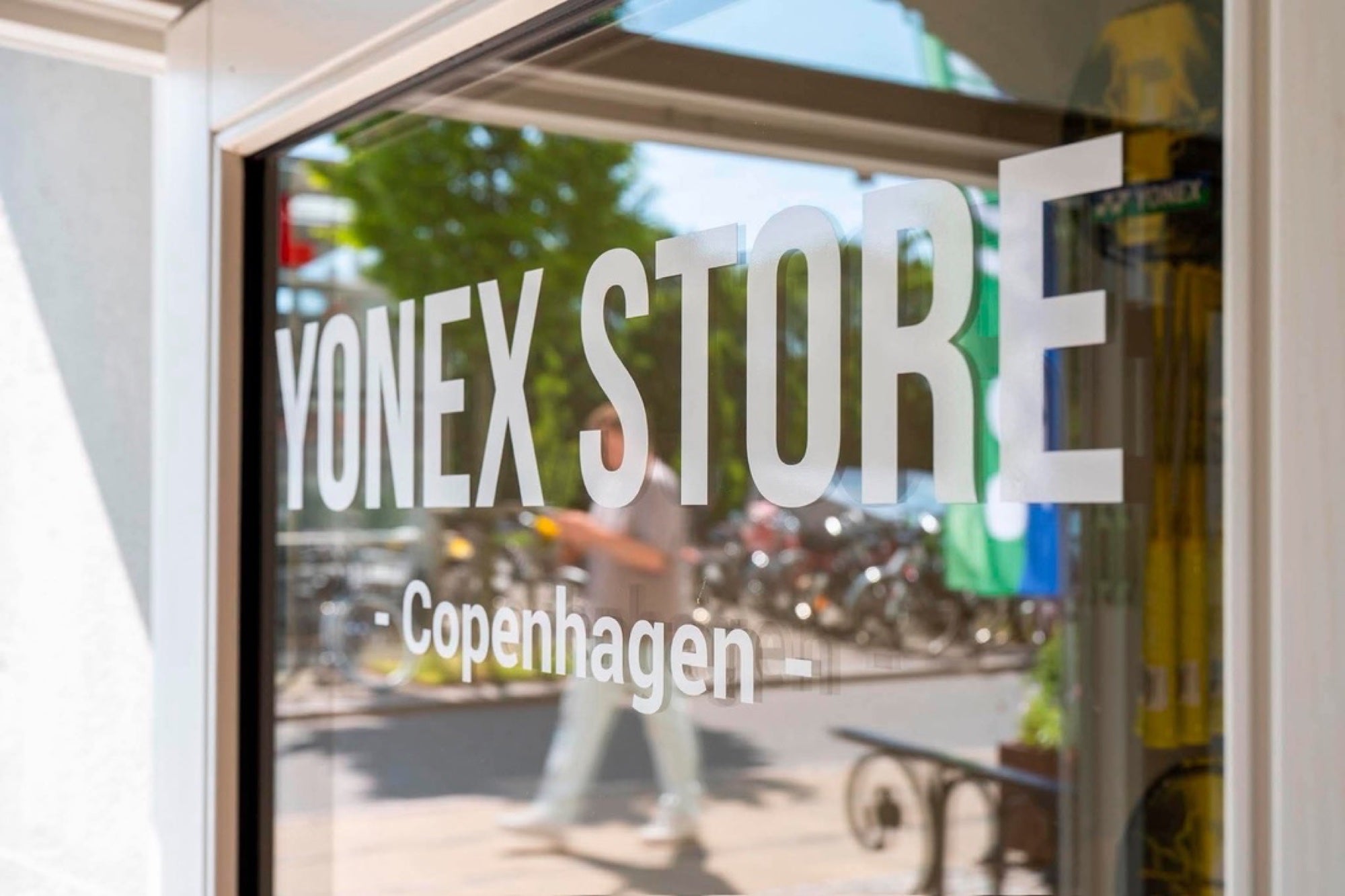 Yonex Store Copenhagen — frostet butiksrude med logo